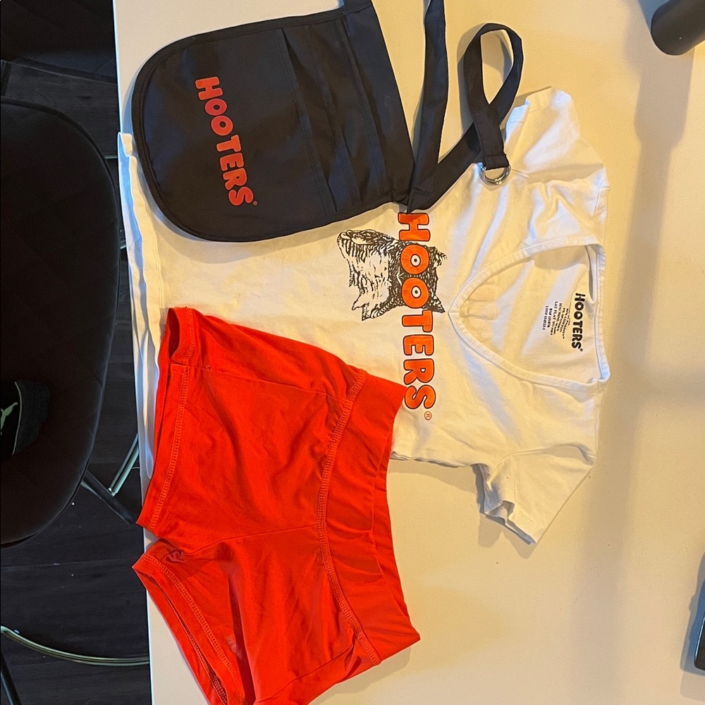 Hooters T-Shirt, Shorts, and Bag Set